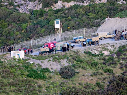 Unidades de la policía fronteriza de Marruecos desplegadas en su lado de la valla junto a Ceuta, este viernes.