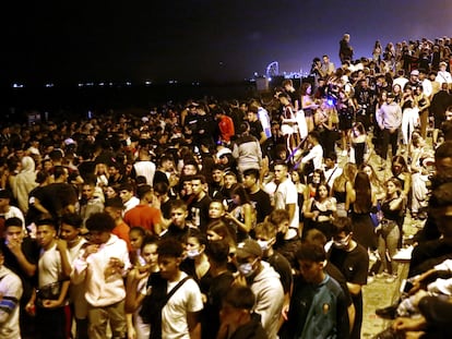 Botellón en la playa de la Mar Bella de Barcelona, en la tercera noche de La Mercè, en septiembre de 2021.