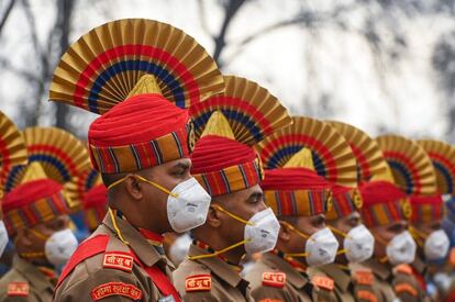 Un grupo de soldados participan durante el desfile del 73º Día de la República de la India en Srinagar. El 26 de enero de 1950 entraba en vigor la Constitución enmarcada por la Asamblea Constituyente de la India.
