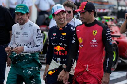 El piloto de Red Bull Sergio Pérez, primer clasificado, el piloto de Aston Martin Fernando Alonso segundo clasificado, y el tercer clasificado, el piloto de Ferrari Carlos Sainz en el GP de Miami