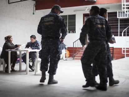 Sara Cruz Contreras, madre del desaparecido José Rodolfo López Cruz, se entrevista con miembros de la Gendarmería Nacional en las oficinas del ministerio público de Tierra Blanca, Veracruz. 5 de febrero, 2016