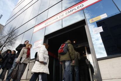 Fila de parados que esperan a ser atendidos en una oficina de Madrid.