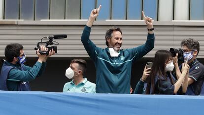 Vicente Moreno celebra, junto a los jugadores y a los aficionados del Espanyol, el ascenso a Primero en el RCDE Stadium.