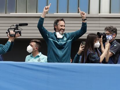 Vicente Moreno celebra, junto a los jugadores y a los aficionados del Espanyol, el ascenso a Primero en el RCDE Stadium.