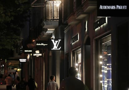 Tiendas de lujo en la calle Serrano de Madrid.  