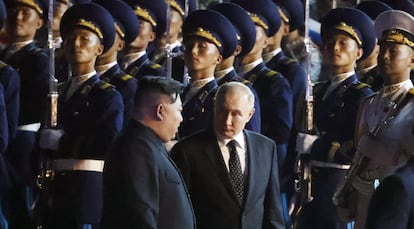 El presidente ruso, Vladímir Putin, escucha al líder norcoreano, Kim Jong-Un, en el último día de su visita oficial al país, en Pyongyang, el pasado 19 de junio.