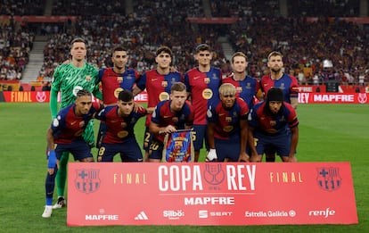 Los jugadores del Barcelona posan antes del partido.