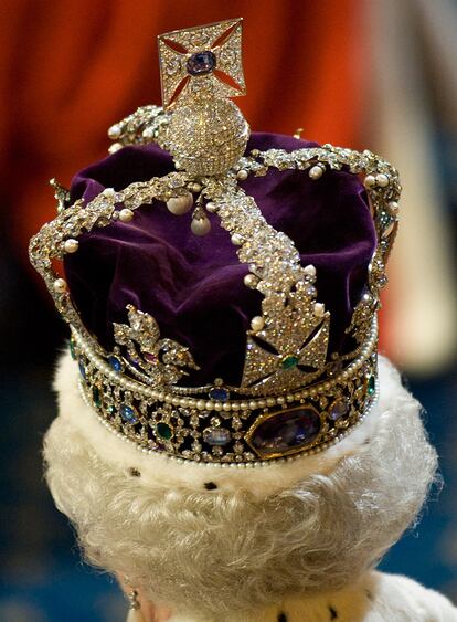 La reina Isabel II, con la corona, durante su discurso de inauguración del Parlamento.