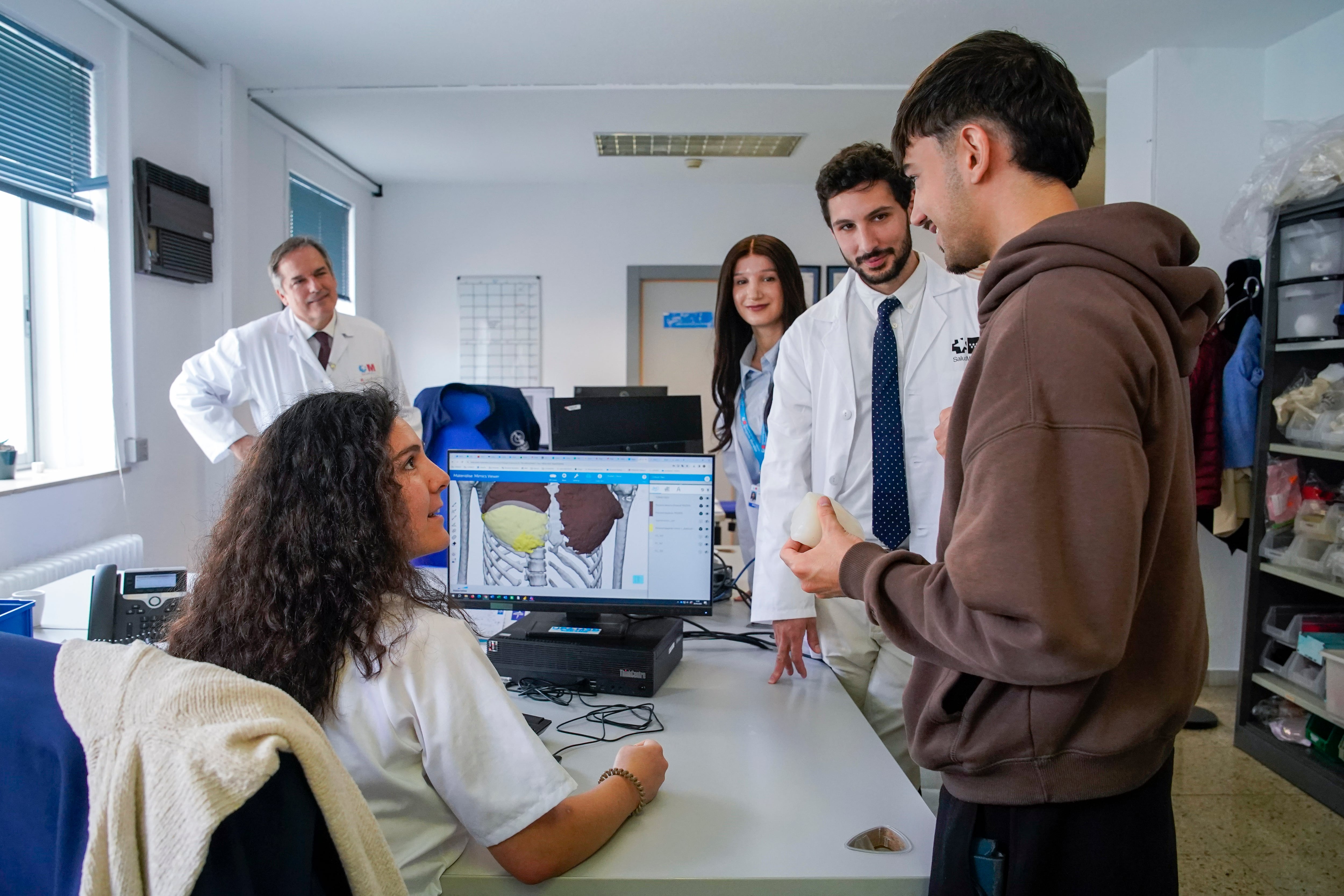 De izquierda a derecha, José María Lasso, jefe del servicio de Cirugía Plástica del Gregorio Marañón; Elena Aguilera, ingeniera del laboratorio 3D; Clara Rebollo, residente de primer año, y Juan Cámara, especialista en Cirugía Plástica.