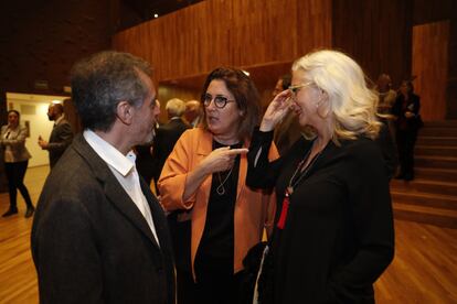 La subdirectora del diario EL PAÍS Montserrat Domínguez (en el centro) conversa con el director del Museo Reina Sofía, Manuel Borja-Villel, y la escritora Mariola Cubells.