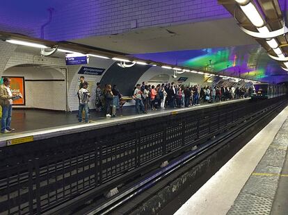 París. Por la estación de metro de Montparnasse pasa la línea 6, que atraviesa París de este a oeste.