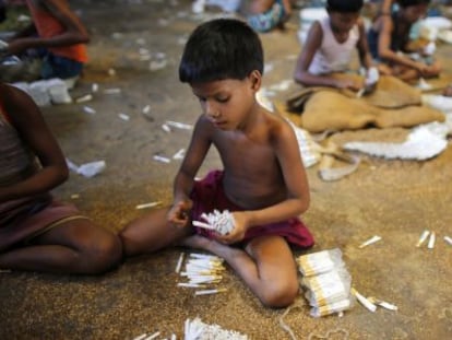 Niños bangladesíes rellenan cigarrillos en una fábrica de Haragach.