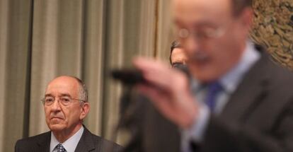 El exgobernador del Banco de España, Miguel Ángel Fernández Ordóñez, escucha a su sucesor, Luis María Linde, en su toma de posesión.