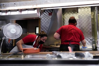 Mujeres trabajando en la cocina de un restaurante en Chicago, en marzo de 2023.