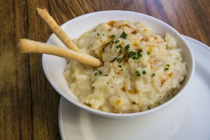 ‘Risotto’ de hongos e idiazábal del restaurante Gandarias, en San Sebastián. Al dente, aromático y meloso, este es uno de sus pinchos calientes más solicitados de Gandarias.