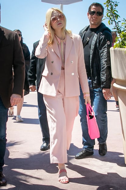 La actriz ha conseguido brillar no sólo sobre la alfombra roja, sino también en cada una de sus apariciones por La Croissete. Este traje pantalón de color rosa con camisa a rayas es del diseñador Sandro, el bolso es de Balenciaga y las gafas de Fendi.