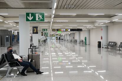 Un hombre en el aeropuerto de Palma de Mallorca, el 20 de diciembre de 2020. 