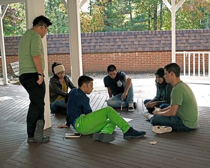 Integrantes del movimiento United We Dream durante la preparación de estrategias en un reciente encuentro en Maryland, donde sus delegados se reunieron para fijar pautas a seguir en los próximos meses.