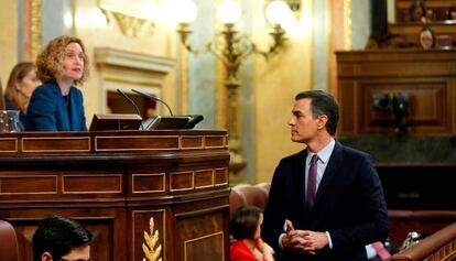 La presidenta de la Mesa del Congrés, Meritxell Batet, i el candidat a la presidència, Pedro Sánchez, durant la sessió d'investidura.