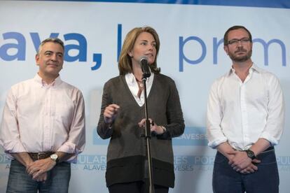 La presidenta del PP del País Vasco, Arantza Quiroga, en el centro, junto a Maroto, a la derecha, y De Andrés.