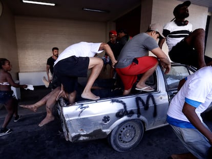 Traslado de heridos a un hospital tras la operación policial en Río de Janeiro contra la organización criminal más poderosa de la ciudad.