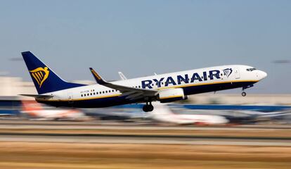 Un avión de Ryanair despega en el aeropuerto de Mallorca. 