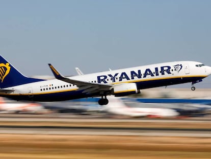 Un avión de Ryanair despega en el aeropuerto de Mallorca. 