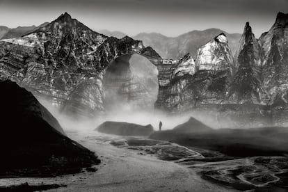 Panorámica del glaciar derretido de Kötlujökull, Islandia, en 2021.<br><br><i>Fotoperiodista islandés de 63 años, Ragnar Axelsson lleva cuatro décadas retratando la gente, los paisajes y los animales del Ártico y de sus alrededores. Siempre en blanco y negro, sus imágenes han plasmado la experiencia humana en condiciones límite, la relación de las personas con este entorno extremo y las transformaciones que viene provocando el cambio climático.</i></br>