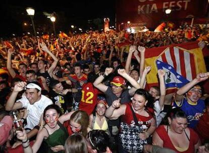 La victoria de la selección provocó una explosión de alegría por toda la ciudad, como la de los hinchas de la imagen, que lo celebraron en la plaza de Colón.