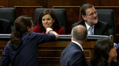 Soraya Sáenz de Santamaría saluda a Pablo Iglesias, líder de Podemos, en presencia del presidente del Gobierno en funciones, Mariano Rajoy, en el Congreso.