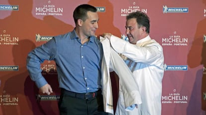 El cocicerno Martín Berasategui y, a la izquierda, el jefe de cocina de Lasarte, el italiano Paolo Casagrande, tras recibir la tercera estrella Michelin en la gala de presentación en Girona.