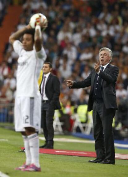 Ancelotti da indicaciones durante el partido frente al Athletic.