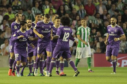 Los jugadores del Real Madrid, celebran el primer gol de su equipo ante el Betis.