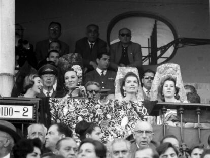 Jacqueline Kennedy, en el palco junto a la condesa de Romanones y la duquesa de Alba, en 1966.