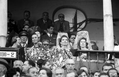 Jacqueline Kennedy, en el palco junto a la condesa de Romanones y la duquesa de Alba, en 1966.