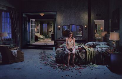 En esta composición, Gregory Crewdson presta atención tanto a la figura central como al resto del espacio, un juego de estancias, de espejos, de profundidad que bien podría recordar a 'Las meninas', de Velázquez, o, en otro sentido, a 'Habitación de hotel' de Hopper.