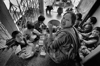 Los más pequeños a la hora de la comida en compañía de su maestra Laxmi. En total, la maestra se ocupaba de 25 niños.