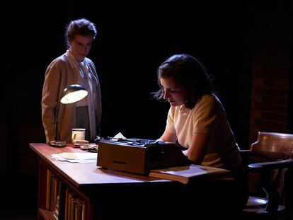 Las actrices Elena Sanz (izqda.) y Paula Rodríguez, este jueves, en el Teatro Cervantes de Londres