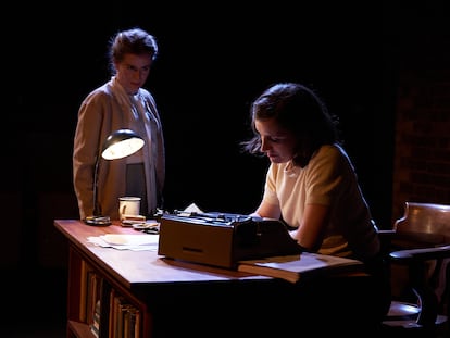 Las actrices Elena Sanz (izqda.) y Paula Rodríguez, este jueves, en el Teatro Cervantes de Londres