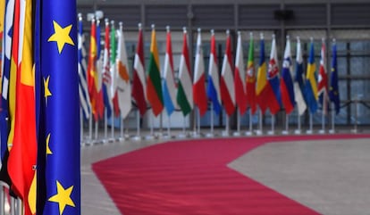 La bandera de la UE, junto a la de los demás países miembros. 