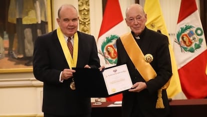 El cardenal y exarzobispo de Lima, Juan Luis Cipriani, recibe el pasado 7 de enero la medalla al mérito del ayuntamiento de la capital peruana, de manos del alcalde, Rafael López Aliaga.