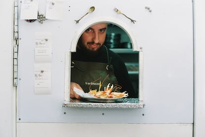 Los platos salen de la cocina por una pequeña ventana detrás de la barra.