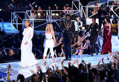 Dinah Jane y Ally Brooke de Quinta armonía, Gucci Mane, Normani Kordei y Lauren Jauregui de la Quinta armonía caminan en el escenario para aceptar el premio de mejor pop para 'Down'.