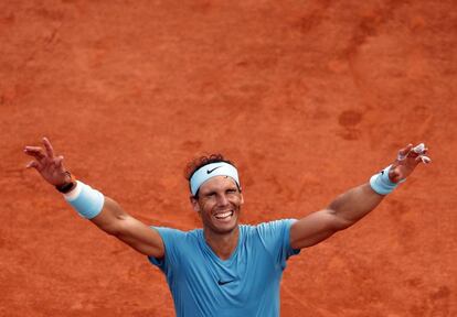 Nadal festeja el triunfo ante Thiem en París. 