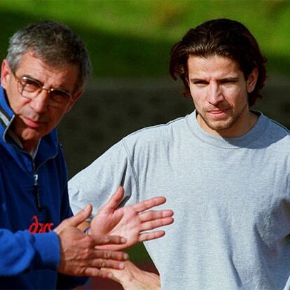 Yago Lamela, con su entrenador, Azpeitia, en una imagen de 1999.