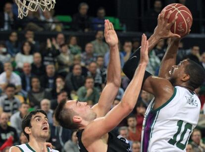 Will Thomas, con el balón, ante Hervelle.