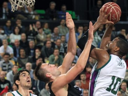 Will Thomas, con el bal&oacute;n, ante Hervelle.