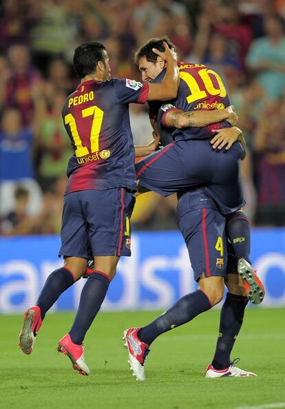 Pedro y Cesc felicitan a Messi tras su primer gol.