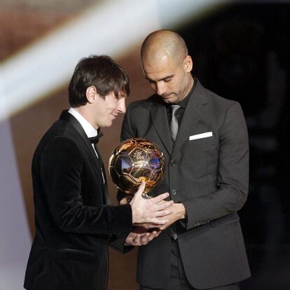 Messi recebe do técnico Guardiola o prêmio em cerimônia realizada em Zurique (Suíça), em 2011.