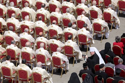 Miembros del clero durante la misa de inauguración del papa León XIV en la plaza de San Pedro, este domingo.